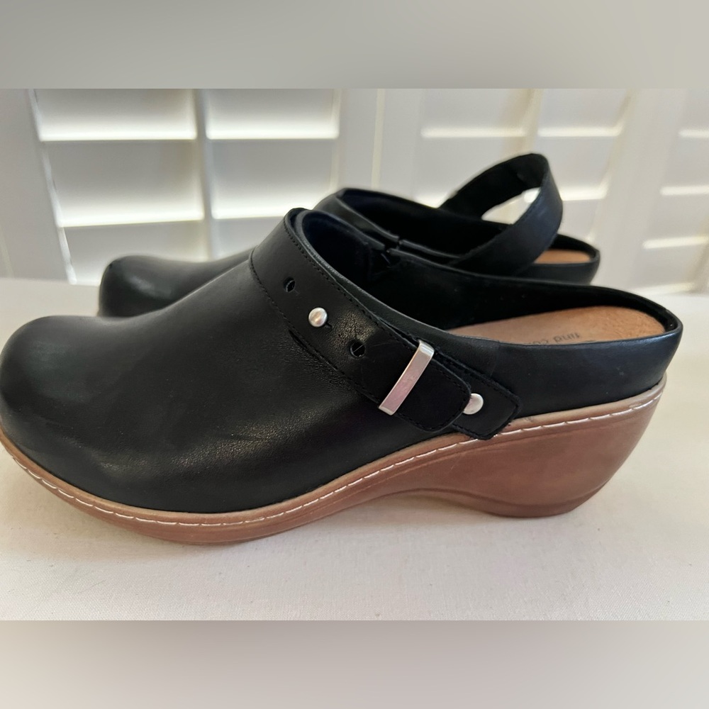 SoftWalk Women's Black Leather Mules